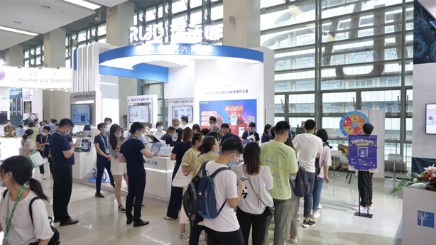 1-必威官方首页官网betway展台人流攒动.jpg