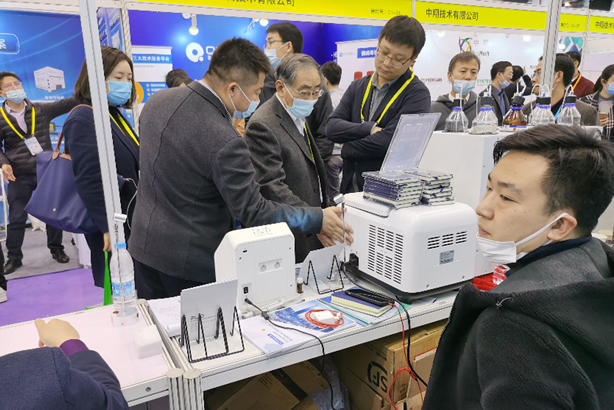 3-必威官方首页官网betway展台前.jpg