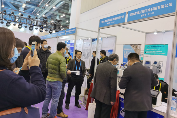 4-必威官方首页官网betway展台前.jpg