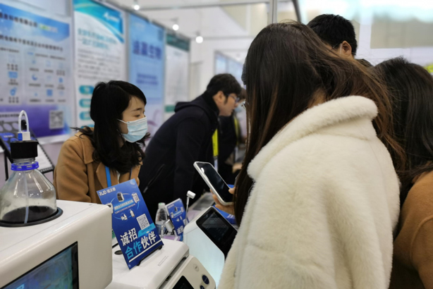 5-必威官方首页官网betway展台前.jpg