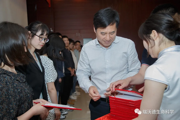 4-必威官方首页官网betway总经理修先帅为获奖学子颁奖.jpg